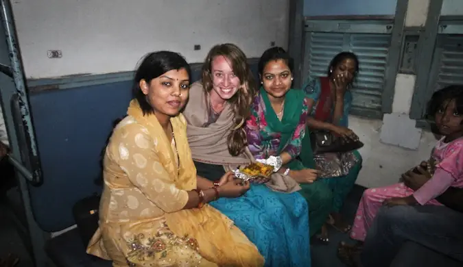 Una donna che viaggia da sola durante un viaggio in treno in India