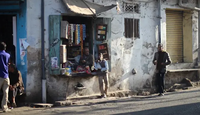 Een kleine en vervallen Indiase winkel bij zonsondergang in India