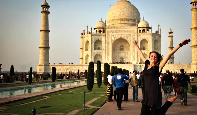 Candace Rardon poserer ved Taj Mahal i Indien