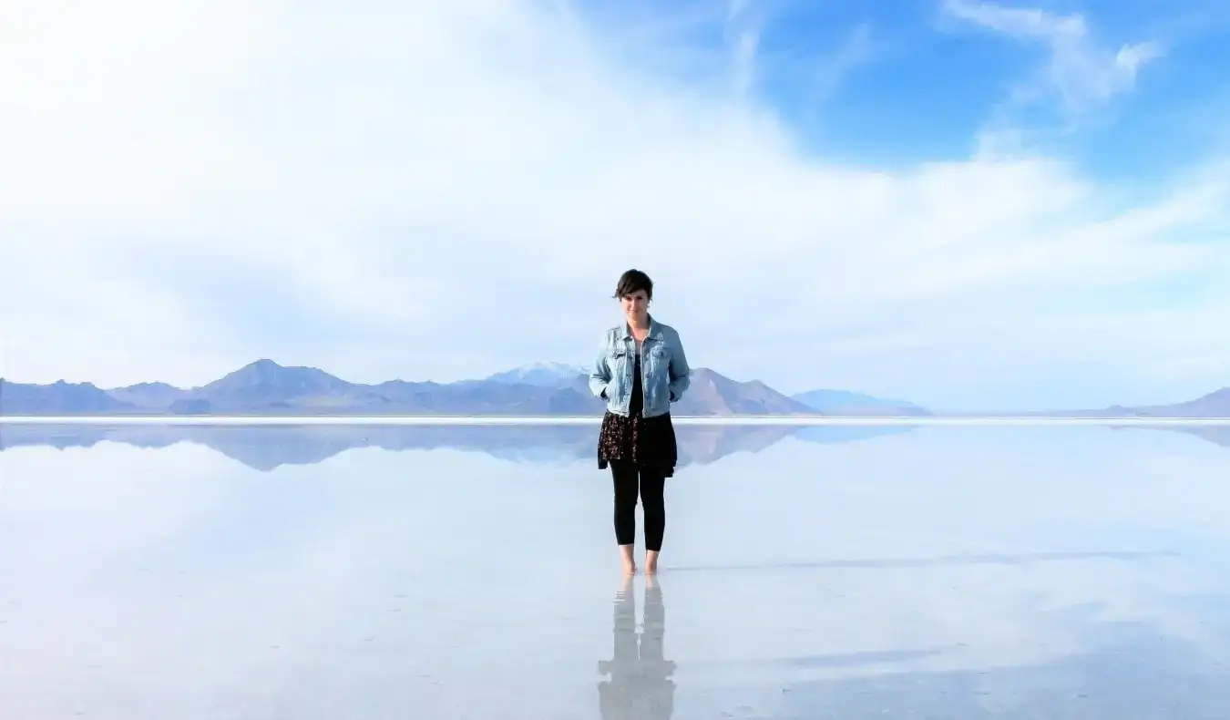 Ávido viajante Sam posando nas salinas de Utah