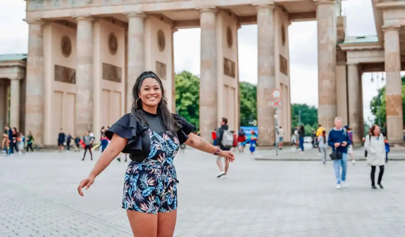 Ivrig reisende Ava poserer nær Brandenburger Tor i Berlin, Tyskland