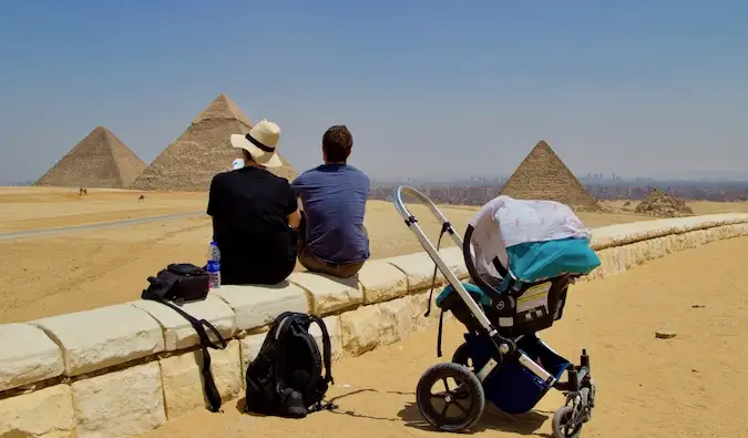 Brook Silva-Braga in Ägypten sitzt mit seiner Familie in der Nähe der Pyramiden