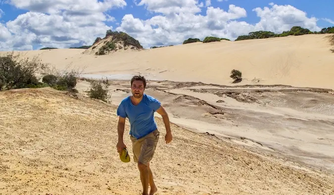 Brook Silva-Braga in der Wüste beim Aufstieg auf eine Sanddüne