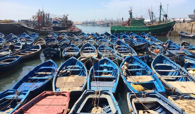 Banyak bot nelayan biru Essouaria di Maghribi diikat bersama di pelabuhan