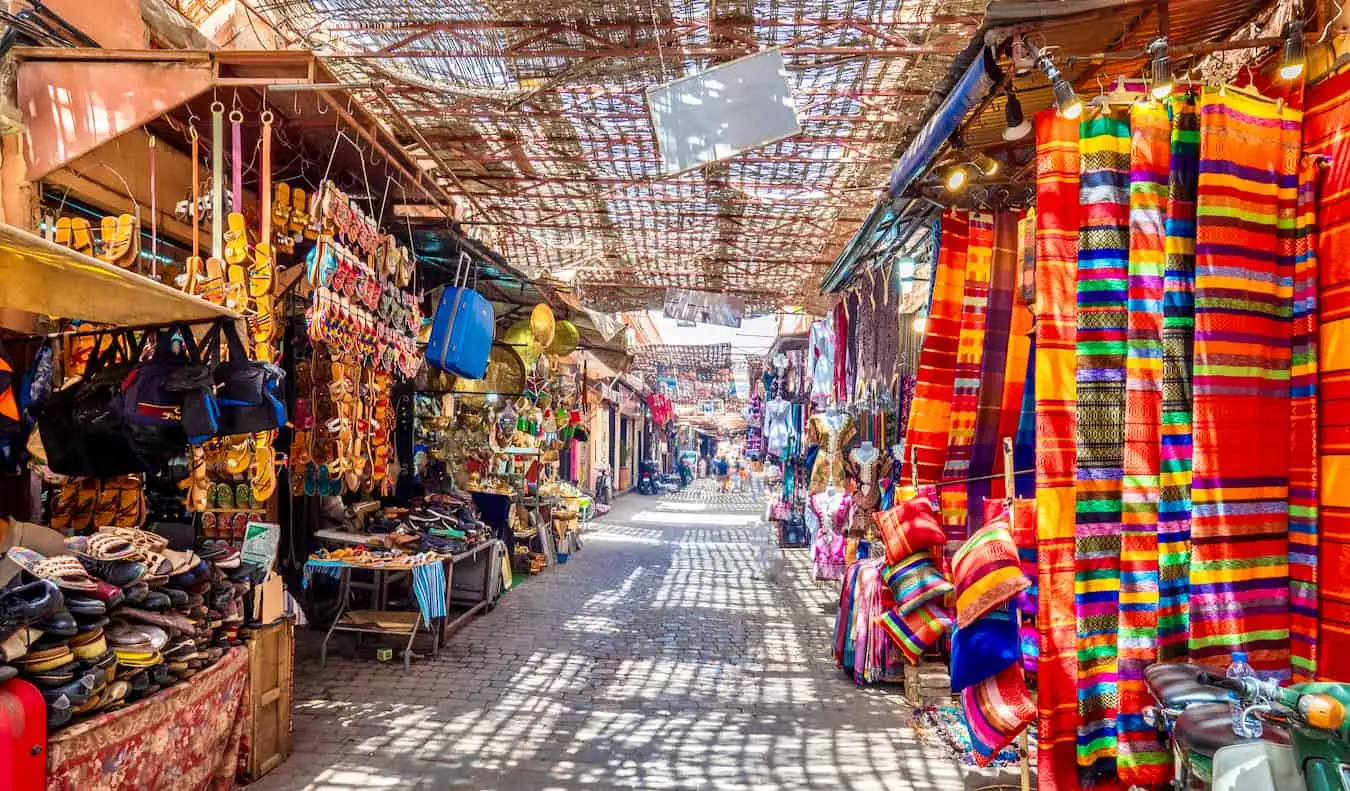 Petites maisons parsemant le flanc d’une montagne au Maroc