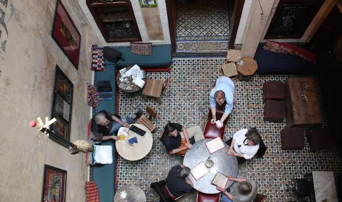 Viaggiatori che bevono tè al Cafe Clock di Fez dall'alto