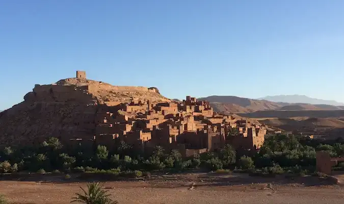 Apmeklējot Aït Benhaddou kasbah, kas ir slavens fons daudzām filmām ārpus Fezas, Marokā.