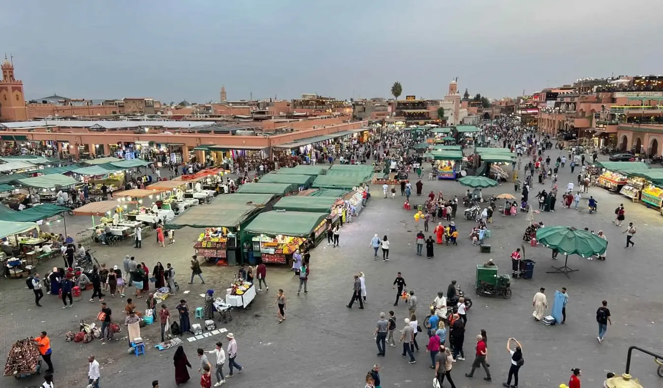 Lampu dan bisnis Marrakesh pada malam hari di Maroko