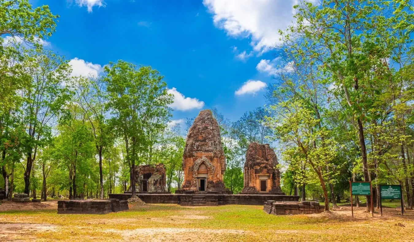 Muka bangunan kuil di kuil purba di kawasan luar bandar timur laut Thailand di Isua