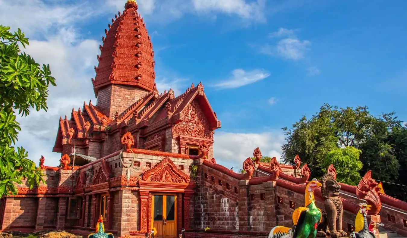 el temple de Wat Phrai Phatthana de color vermell brillant i ornamentat a Isua, Tailàndia