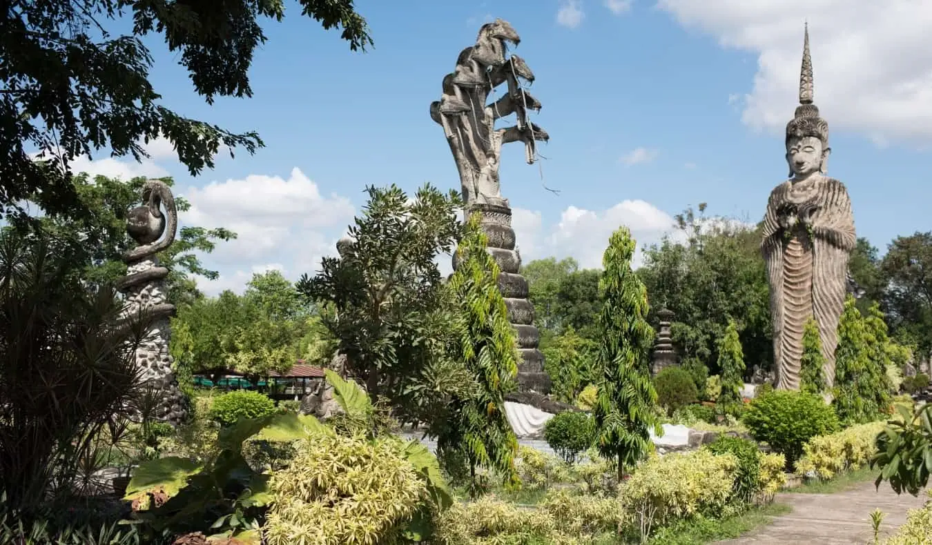 Milzīgas Nagas statujas Nong Khai Isuā, Taizemē