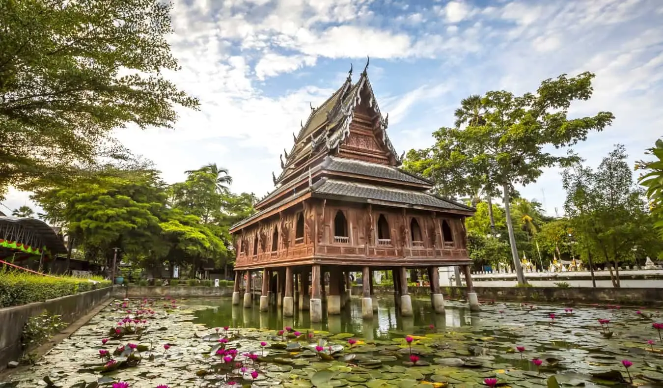 Kirkas buddhalainen temppeli paalujen päällä lootuslammen yläpuolella Ubon Ratchathanissa Isaanissa, Thaimaassa