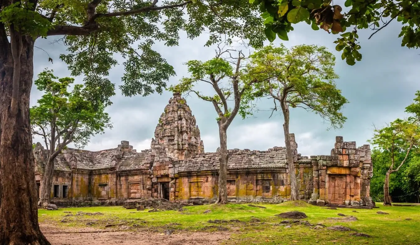 Kuil kuno di Taman Bersejarah Phanom Rung di wilayah pedesaan Isaan, Thailand