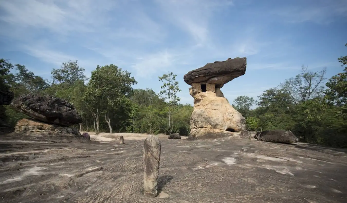 Uma grande formação rochosa em Isua, Tailândia