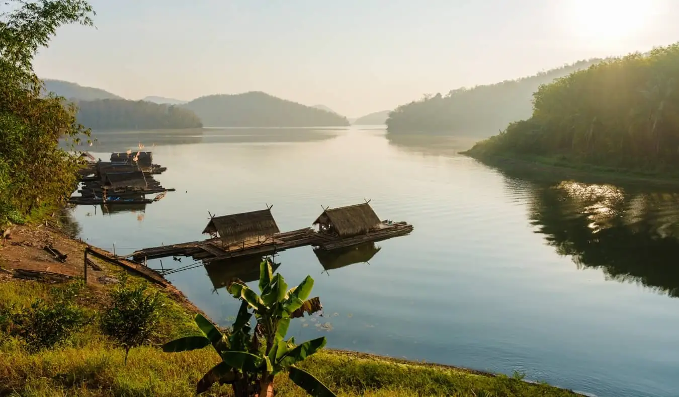 Vista sobre o tranquilo rio Mekong em Isaan, Tailândia, em um dia ensolarado