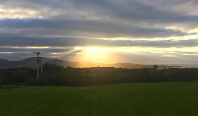 beau soleil traversant les nuages ​​à Islay