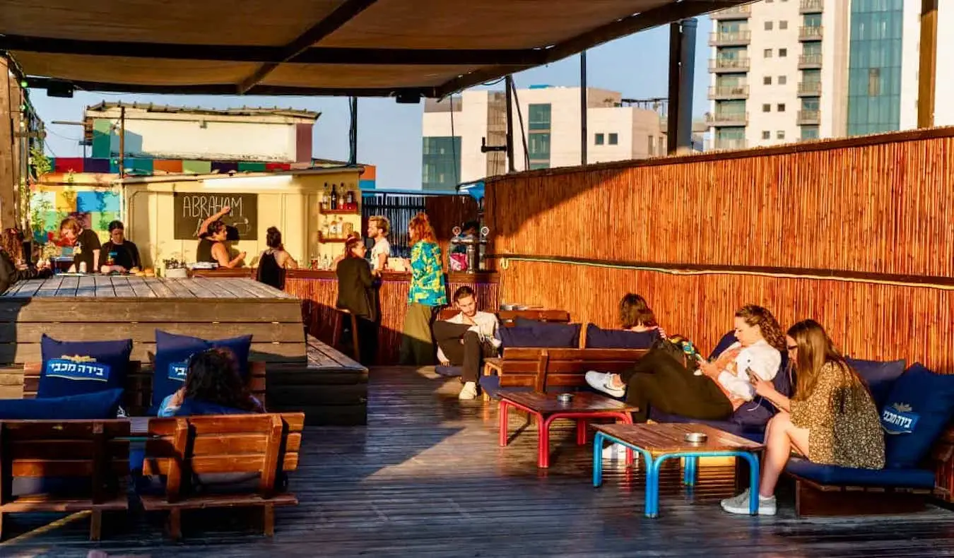 O terraço do Abraham Hostel na ensolarada Jerusalém, Israel