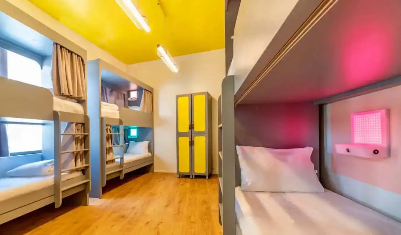 Een kleurrijke slaapzaal in het Stay Inn hostel in Jeruzalem, Israël