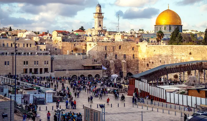 orang-orang di depan Tembok Barat di Israel