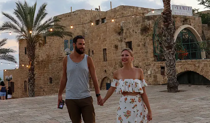 Anastasia Schmalz y Tomer Arwas de Generation Nomads en Jaffa durante la puesta de sol