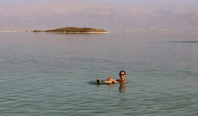 Anastasia Schmalz en el Mar Muerto en Israel