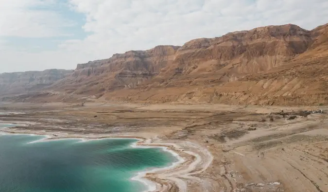 De oever van de Dode Zee in Israël