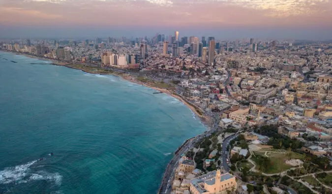 Vista aérea de Tel Aviv, em Israel, durante um pôr do sol colorido