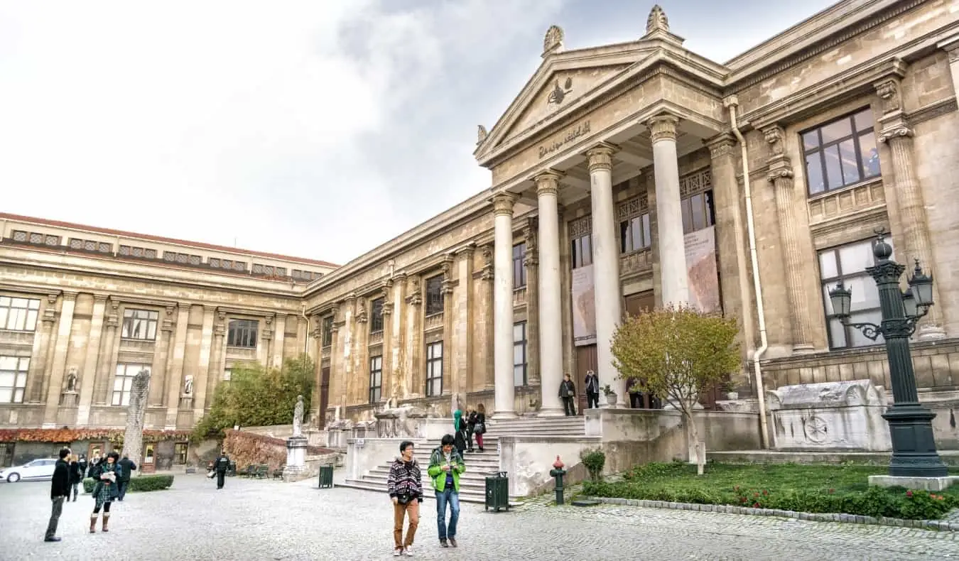 Den statelige frontindgang til Istanbul Arkæologiske Museum i Istanbul, Tyrkiet