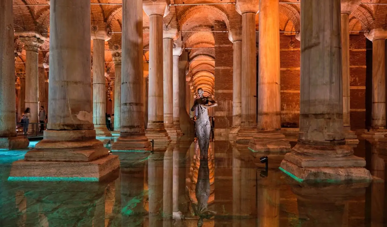 โถงทางเดินยาวลงไปที่ Basilica Cistern ในอิสตันบูล