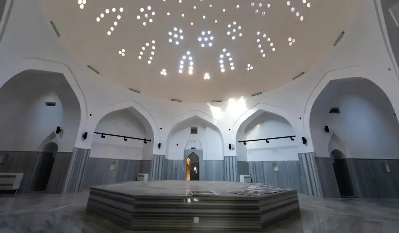 De binnenkant van de hamam met een gewelfd plafond en marmeren tegelvloeren in Istanboel, Turkije