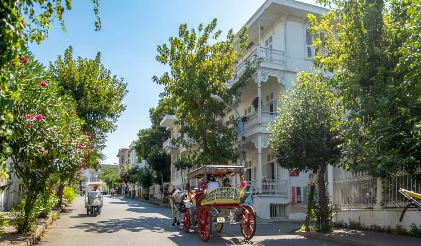 Kariete brauc pa ielu Büyükada salā netālu no Stambulas, Turcijā