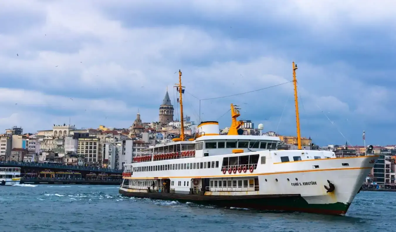 Uma balsa sai de um cais em Istambul, Turquia