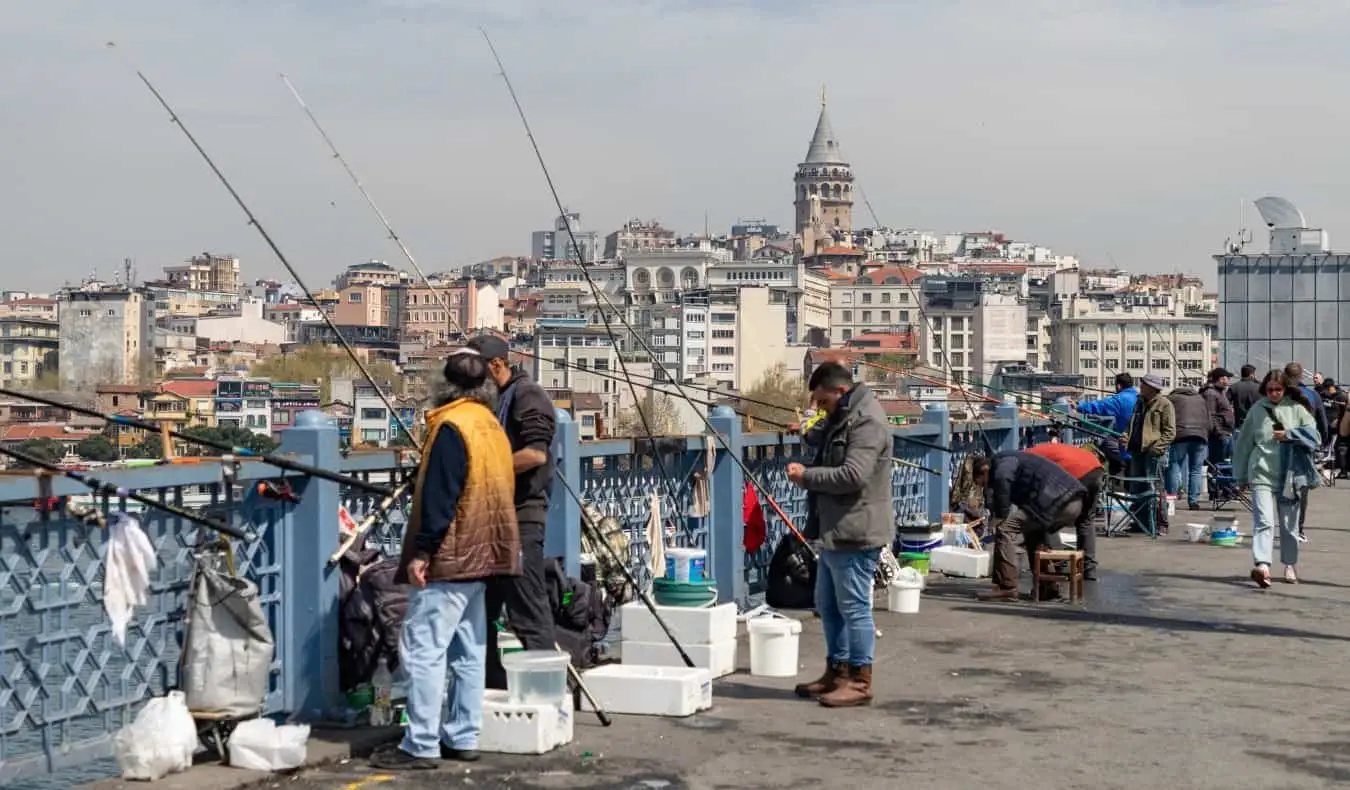 Ψαράδες στη γέφυρα του Γαλατά στην Κωνσταντινούπολη, Τουρκία