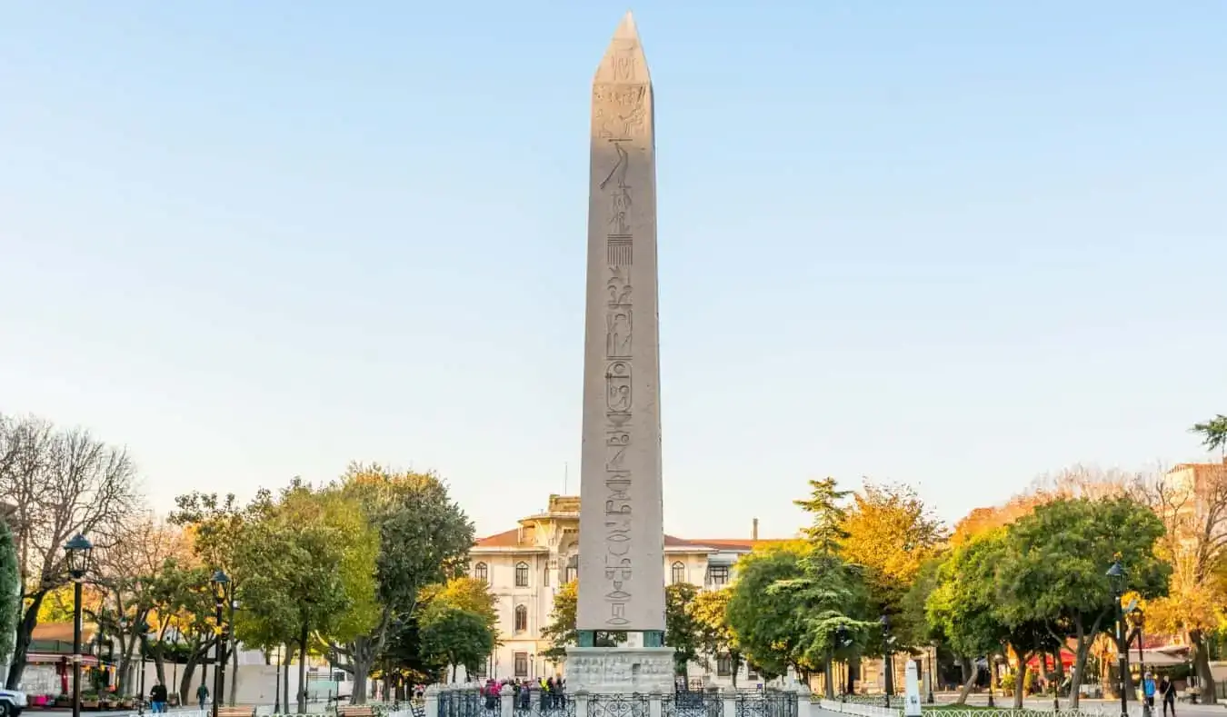 Liels obelisks stāv parkā Stambulā, Turcijā