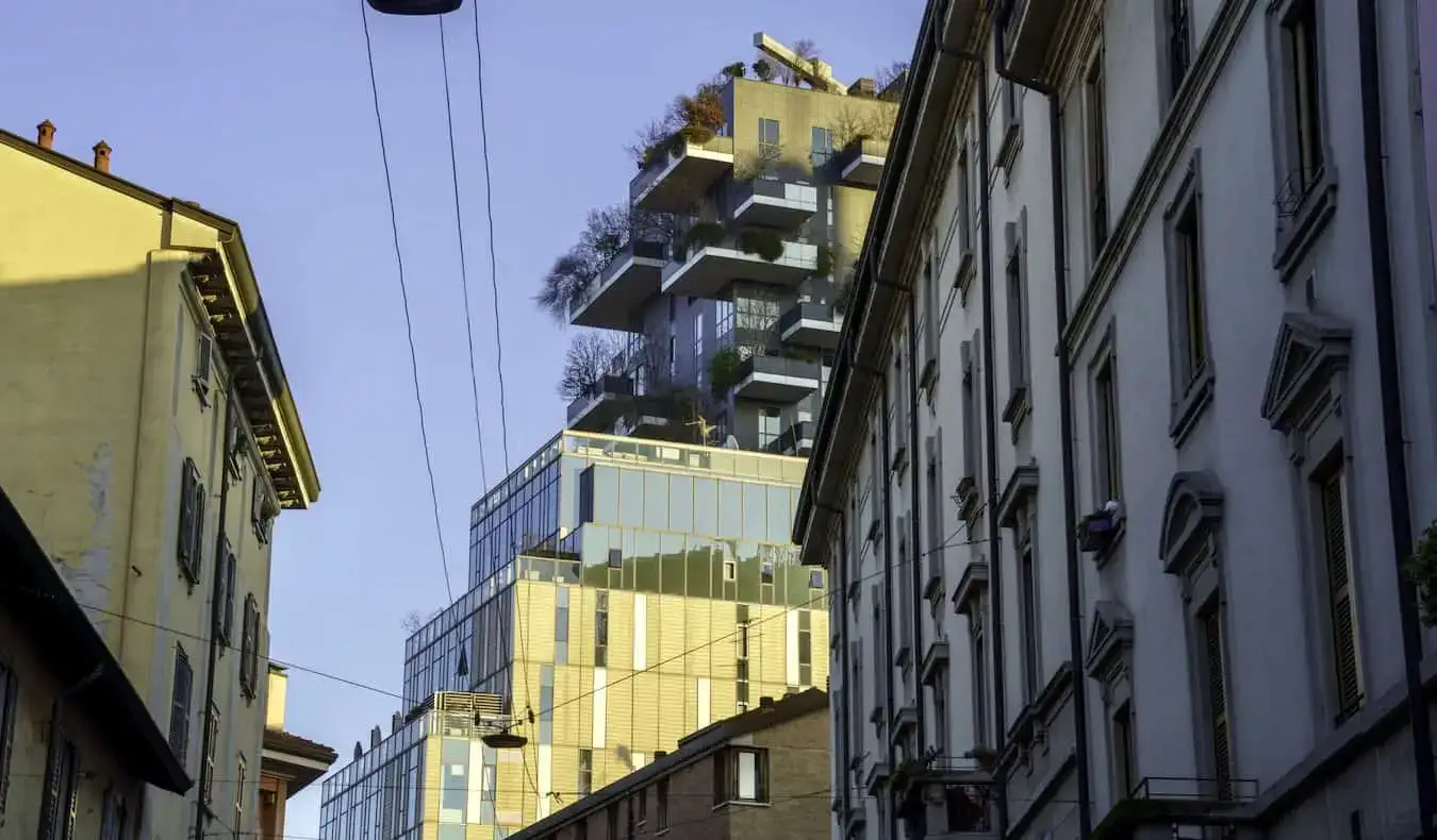 De vieux bâtiments rapprochés près d'un gratte-ciel imposant dans le quartier d'Isola à Milan, en Italie