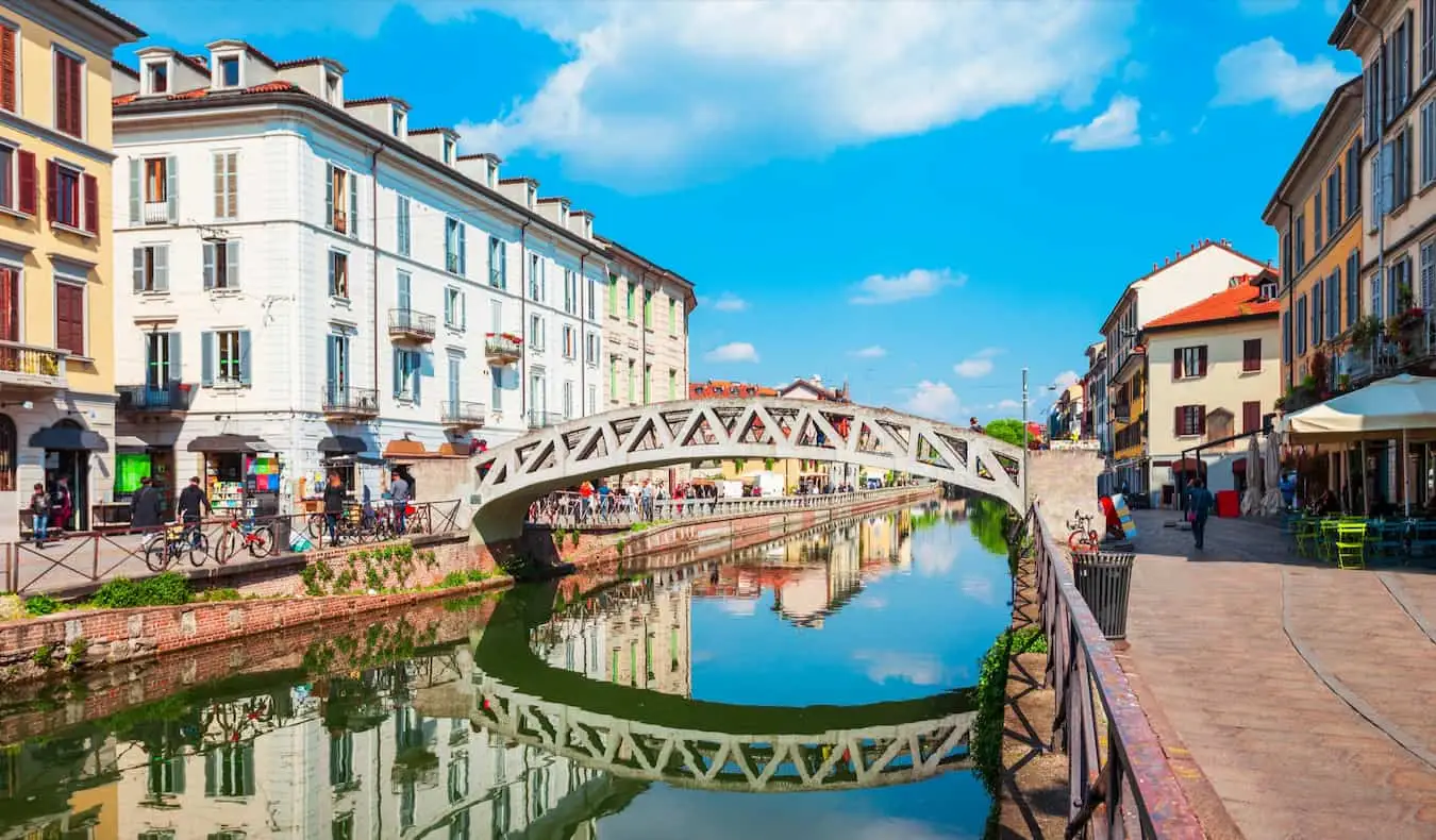 Un hermoso puente que cruza un canal estrecho en la soleada Milán, Italia