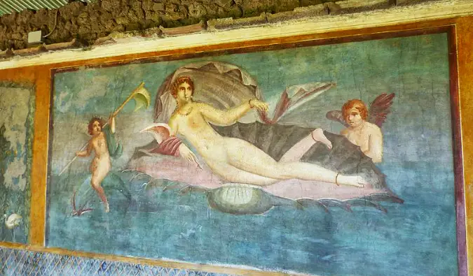 O frescă colorată a lui Venus în scoica din Pompei, Italia