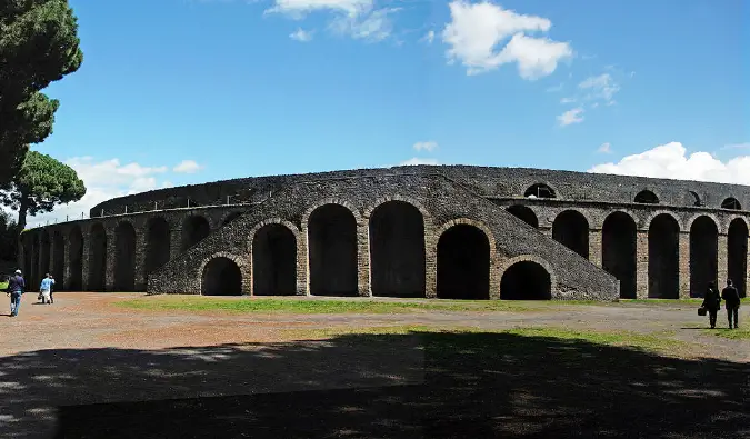 Het amfitheater in Pompeii, van bovenaf gezien in de lente