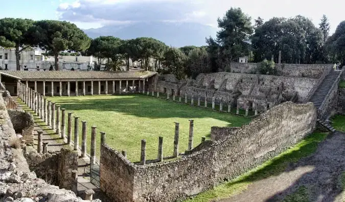 Staroveké masívne ruiny Pompeii Palestra za slnečného dňa