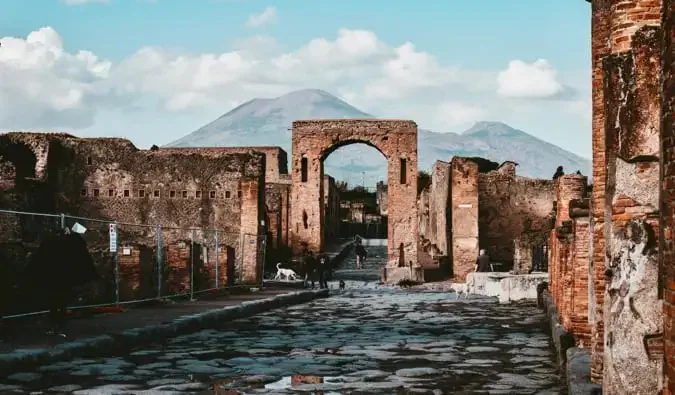 De gamla kolonnerna och ruinerna av Pompeji, Italien