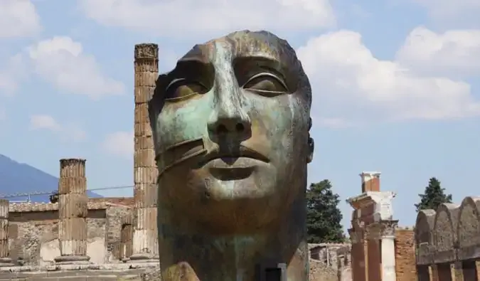 Ruinerna av en staty i Pompeji, Italien