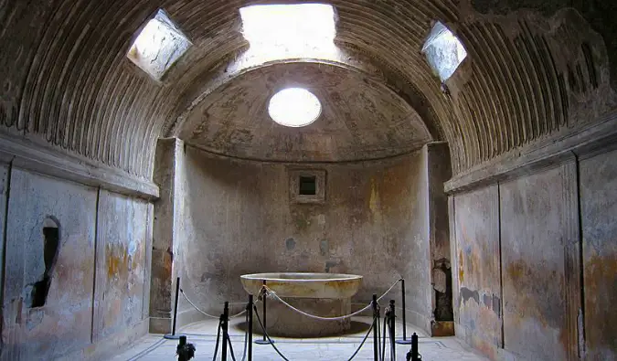 De ruïnes van de forumbaden in Pompeii, Italië