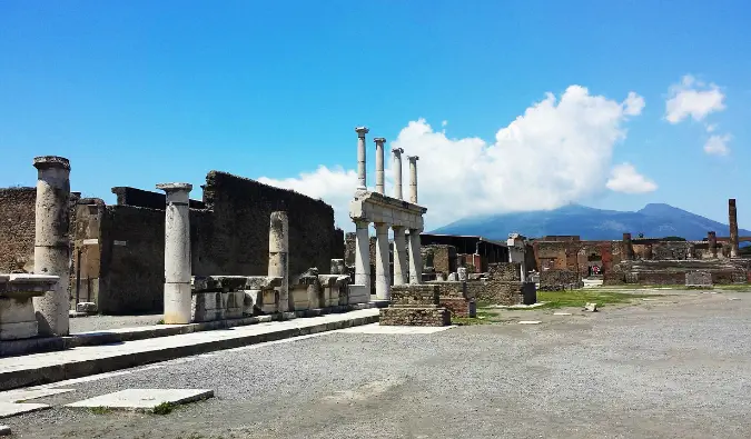 Ruinele antice ale forumului Pompeii într-o zi însorită