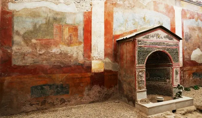 A pequena entrada de uma antiga casa em Pompéia, Itália