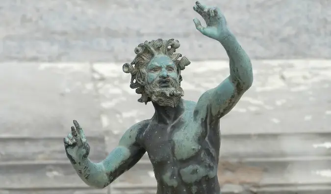 En statue uden for det største hus i hele Pompeji, Italien