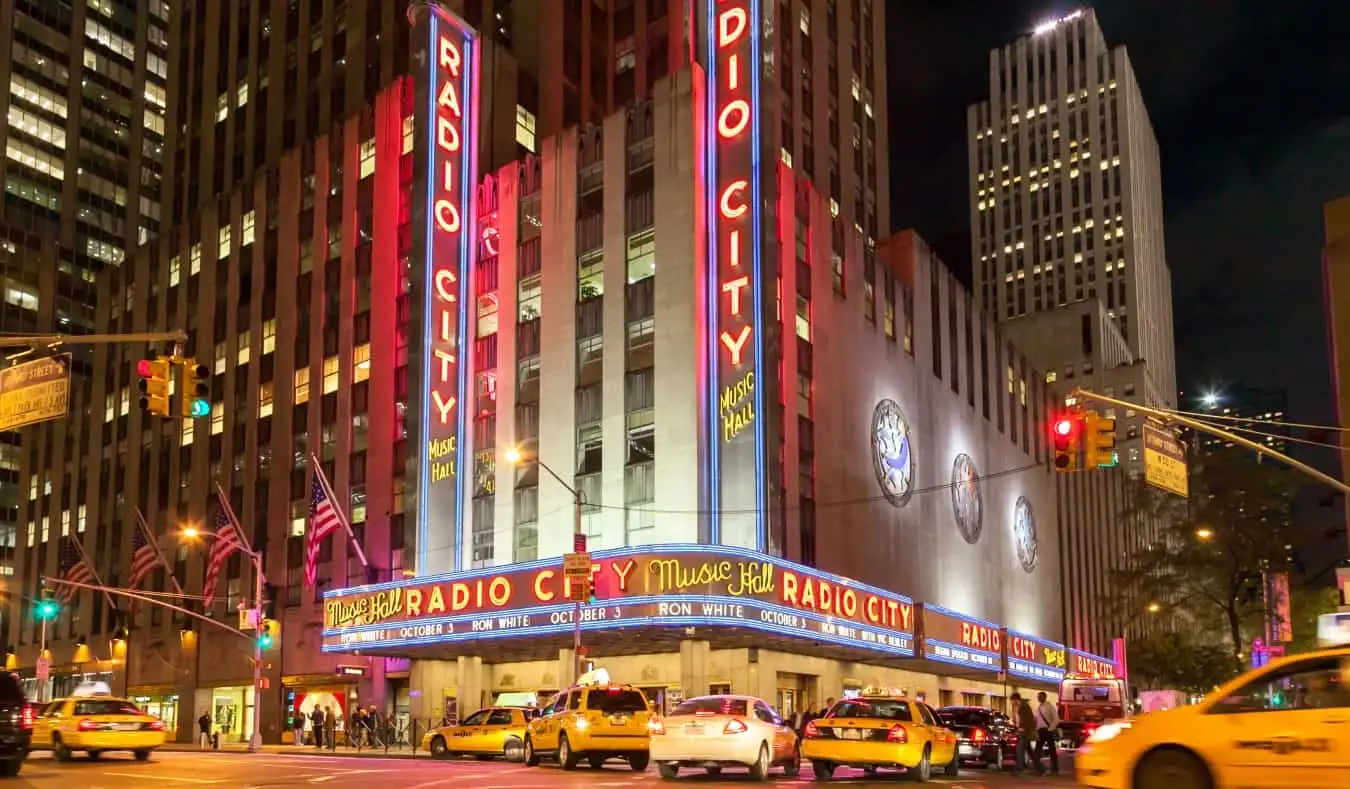 Radio City Music Hall s-a luminat noaptea în New York