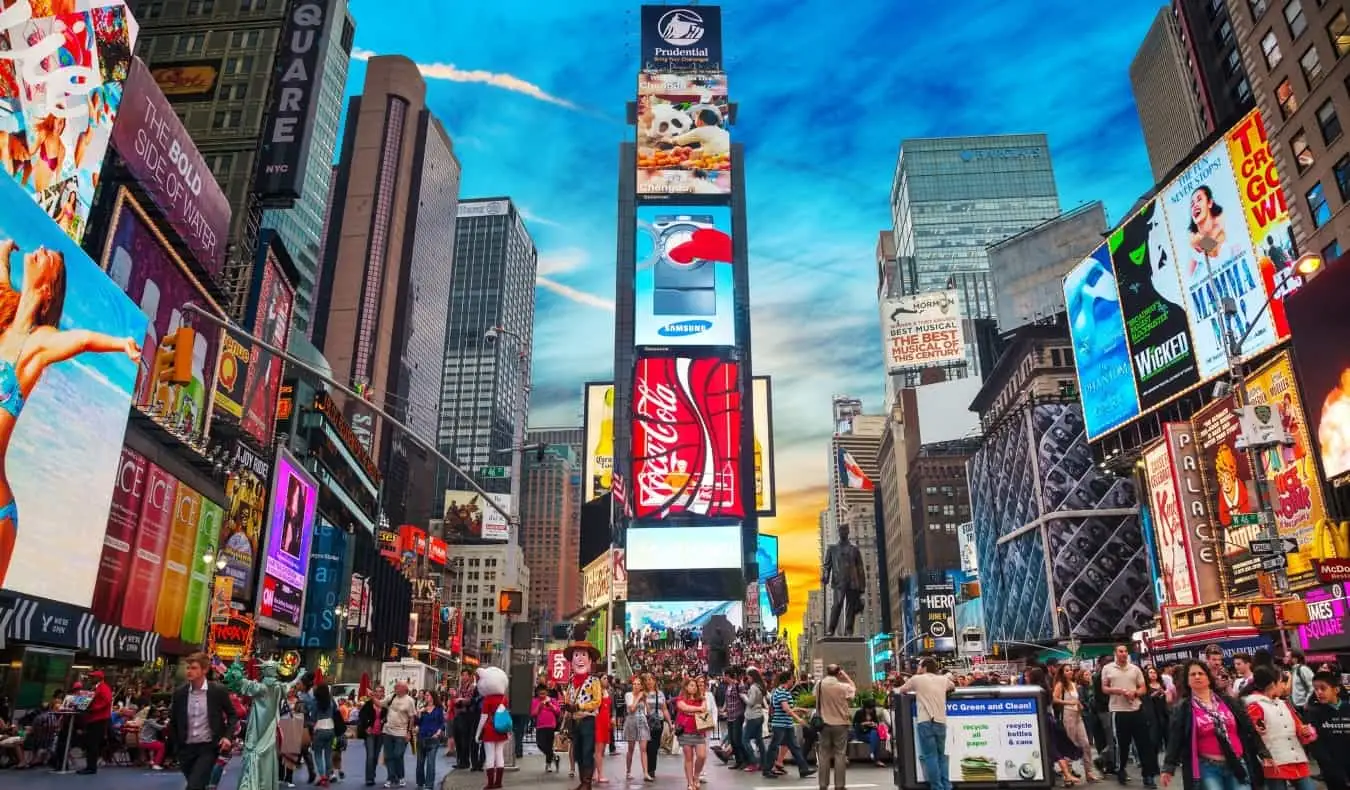 Times Square di NYC, diterangi pada waktu malam