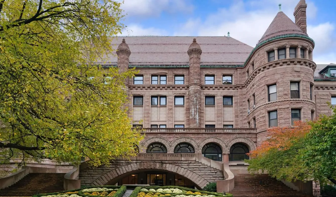 Le bâtiment du Musée américain d'histoire naturelle entouré d'arbres à New York