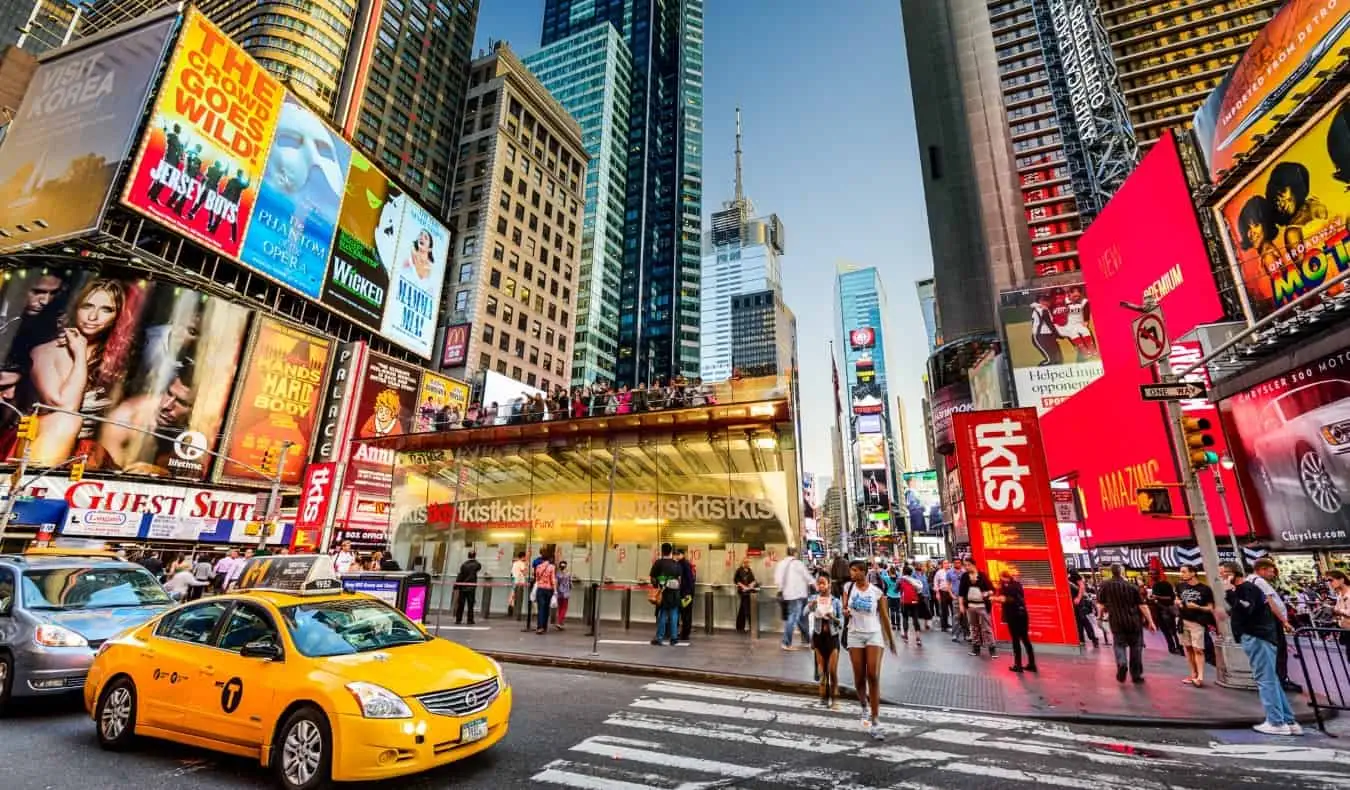 Stoisko TKTS otoczone znakami informującymi o występach na Broadwayu na Times Square w Nowym Jorku