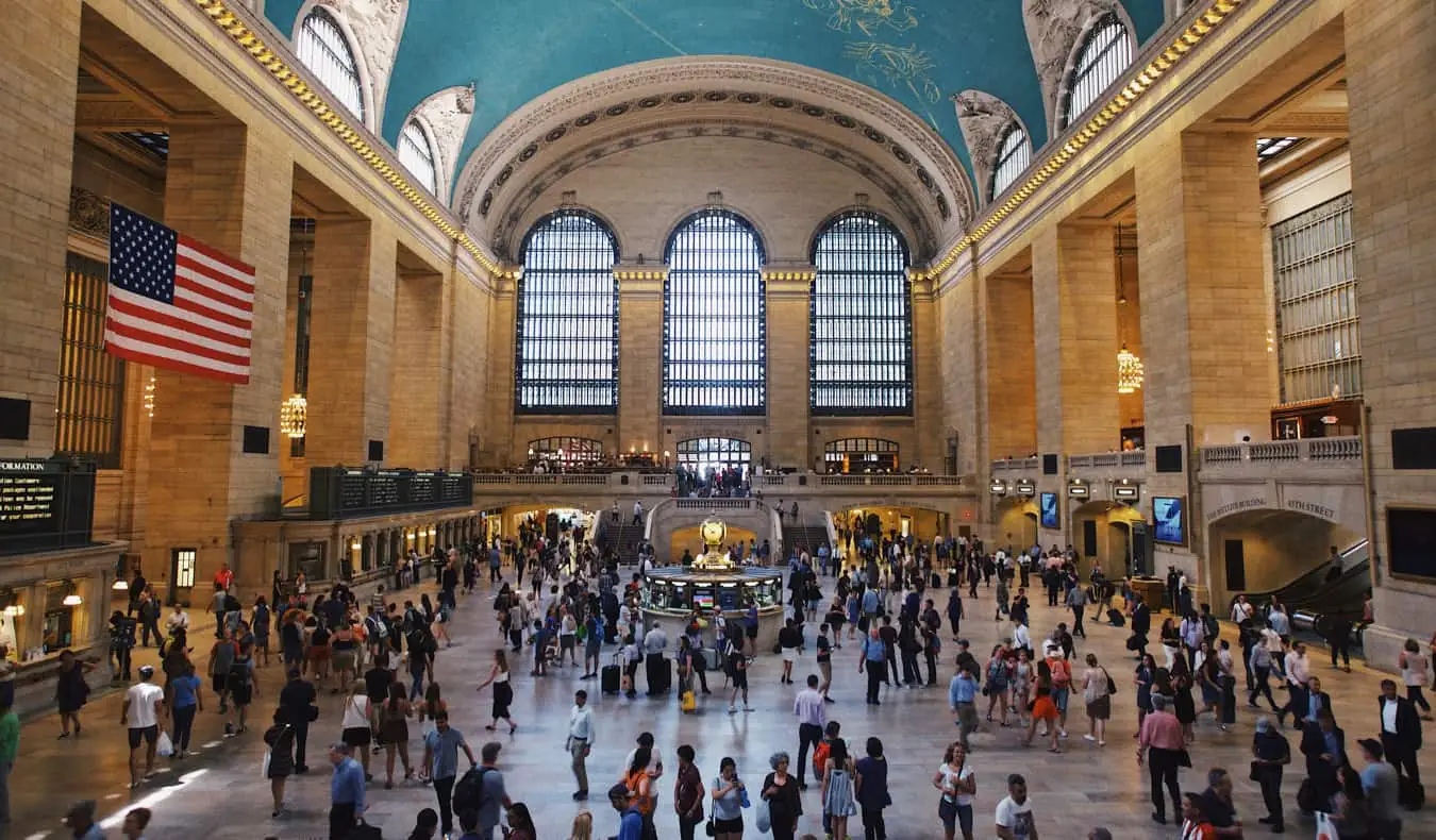 Päähalli täynnä ihmisiä Grand Central Stationilla NYC:ssä